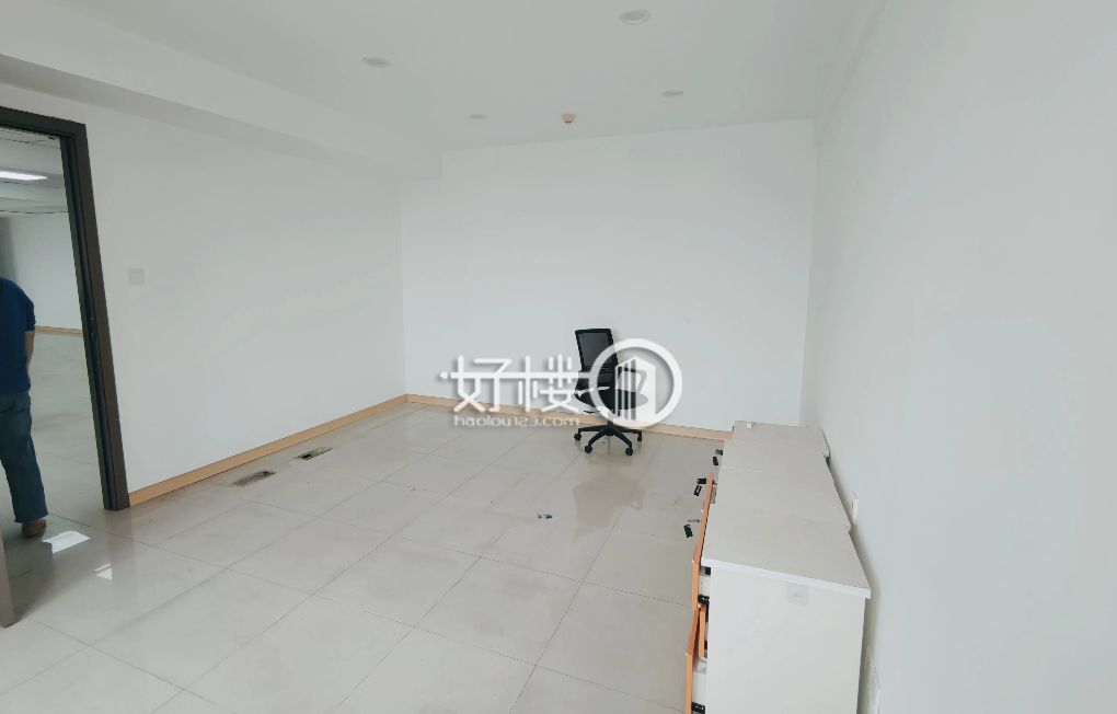 成熟商圈渝中区石油路轻轨旁万科中心精装房正对电梯口m²写字楼|办公室出租|租赁/租金/图片