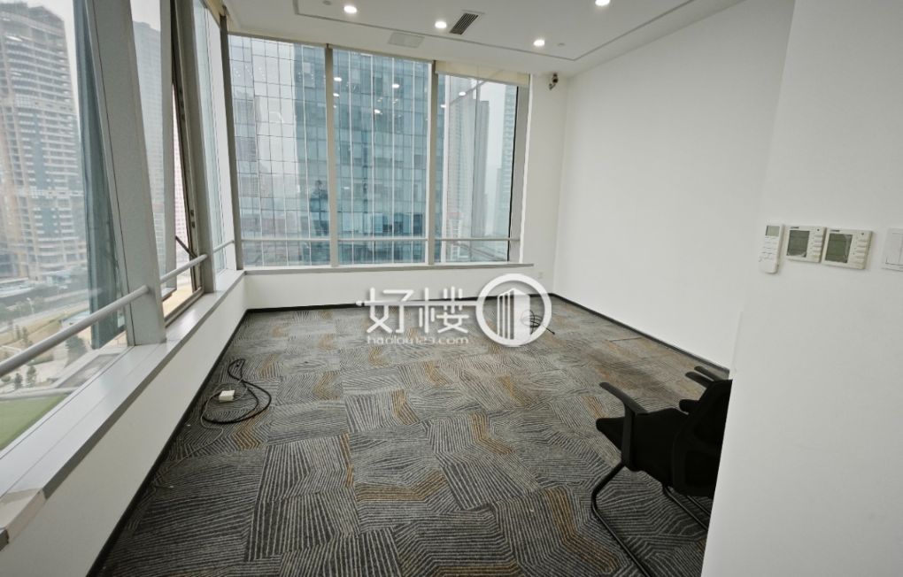 江北嘴国金中心电梯口400平60工位 全看江景出租m²写字楼|办公室出租|租赁/租金/图片