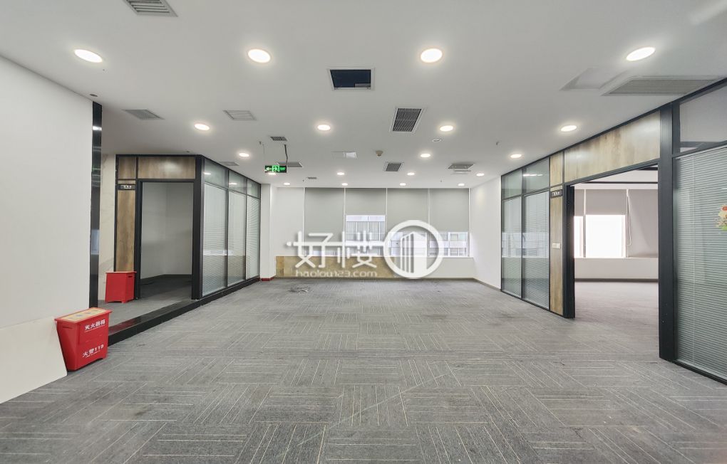 解放碑商圈中心，轻轨站楼上 精装办公室优质出租！写字楼|办公室出租|租赁/租金/图片