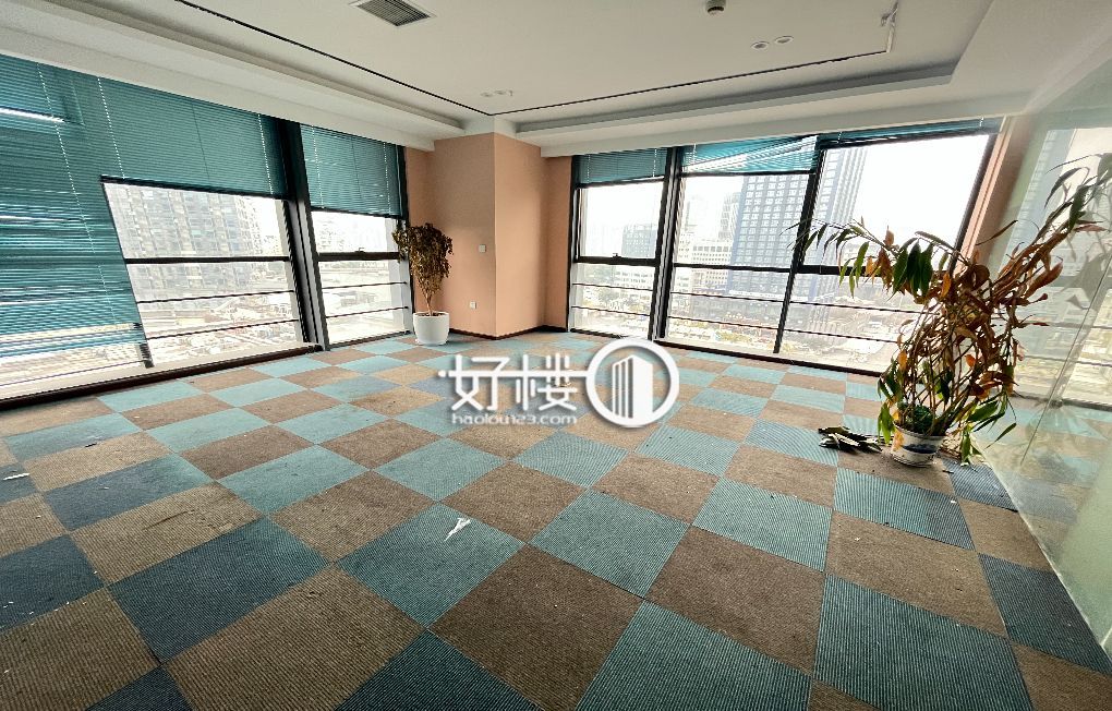 财富中心财富大厦丨装修房出售 看湖户型方正双面采光写字楼|办公室出售|租赁/租金/图片